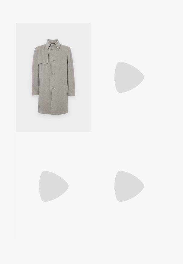 Grau melierter Wollmischmantel mit Kragen, Knopfverschluss und einer aufgesetzten Tasche auf der linken Seite. Lange Ärmel mit gerader Silhouette.; Schwarz T-Shirt mit kurzen Ärmeln aus einem glatten Baumwollmix, mit Rundhalsausschnitt und einem minimalistischen Design ohne Muster oder Akzente.; Schwarze weit geschnittene Hosen mit geknöpftem Bund und umgeschlagenen Säumen, vor einem schlichten weißen Hintergrund präsentiert.; Schwarze lederne Herrenmokassin mit einer Metallschnalle, flachem Absatz und markiertem Sohlen, seitlich auf einem weißen Hintergrund gezeigt.