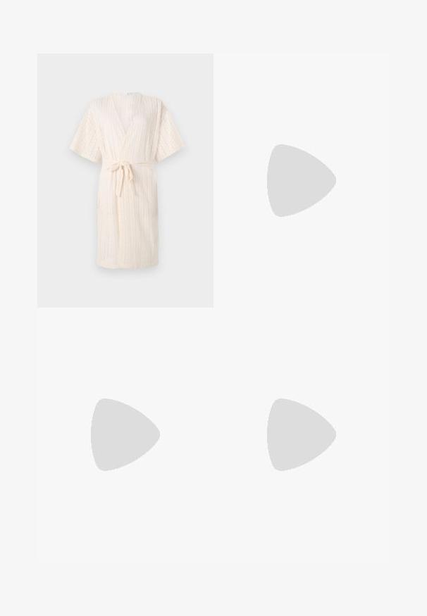 Rochie de tip kimono de culoare bej deschis, cu o talie legată, având un model texturat în formă de zigzag și mâneci scurte, fabricată dintr-un material respirabil.; Tricou oversized negru featuring un grafic cu un urs și textul „NU E DRĂGUȚ DAR SUNT SĂLBATIC” în litere albe, îndrăznețe. Material din bumbac.; Jeans de denim, de un bleu deschis, cu talie înaltă. Au picioare late, două zone rupte la genunchi și un stil clasic cu cinci buzunare.; Adidași albi tip pantofi sport cu glezna din pânză, cu talpă din cauciuc negru, capac de vârf din cauciuc frontal și șase ochiuri pentru șireturi, având un design curat și minimalist.