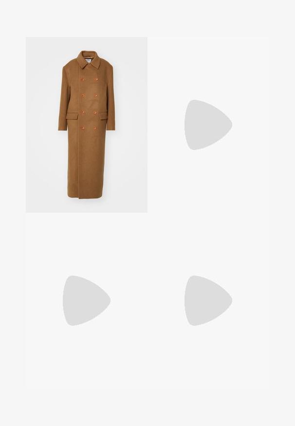 Filippa K DOUBLE BREASTED BRUSHED  - Classic coat - light brow; White turtleneck long sleeve top, made from smooth fabric. Fitted design with minimal seams, featuring a high neck and a straight hem.; Navy blue trousers made of smooth fabric, featuring a straight leg design with front pleats and side pockets for a tailored look.; Black sneakers with a suede and synthetic upper, featuring three white stripes, textured rubber sole, and blue logo tag on the tongue.; Brown suede handbag with dark leather accents, featuring a structured shape and dual straps, held over the shoulder against a beige coat.