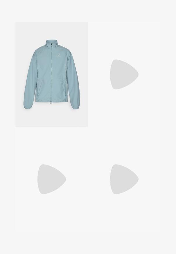 Chaqueta azul clara con cremallera, hecha de un tejido suave, con un cuello alto, bolsillos laterales y un logo blanco en el pecho. Presenta acentos de patrón de puntos.; Camiseta negra de algodón de Nike con un clásico cuello redondo, mangas cortas y un sutil logo en relieve en el pecho. Textura suave.; Pantalones jogger ajustados blancos con cintura elástica y cordón, que presentan detalles en las costuras laterales y un pequeño parche negro en la pierna derecha.; Zapatillas deportivas blancas con detalles en negro y amortiguación verde. Presentan una parte superior texturizada, cierre con cordones y un logo de marca visible.