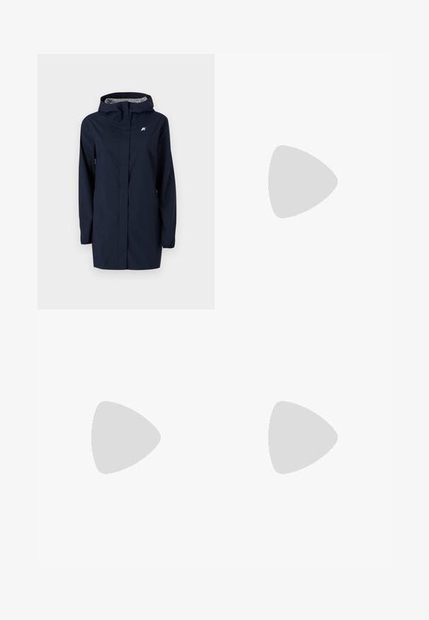 Giacca impermeabile blu navy con cappuccio, maniche lunghe, zip frontale e polsini elastici. Presenta un logo sul lato sinistro superiore.; T-shirt bianca in cotone, maniche corte, colletto tondo, con un piccolo logo sul davanti e un accento nero sulla manica sinistra.; Pantaloni cargo blu navy con vita elastica, cordoncino, multiple tasche laterali e dettagli arancioni sulle aperture delle tasche laterali.; Sneaker bianco realizzato in materiale sintetico liscio, con punta arrotondata, design con lacci, suola piatta e delicati dettagli perforati.