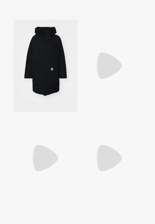 Carhartt WIP CLARTON PARKA - Abrigo corto - black; Top de tirantes blanco con textura acanalada, cuello redondo y diseño sin mangas, con un dobladillo recto y una textura suave y elástica.; Vaqueros de pierna ancha de talle alto en denim azul medio, con un acabado desgastado, diseño de bolsillos tradicional y cierre delantero de botón.; Botín de combate de cuero negro con punta redonda, parte delantera con cordones y una lengüeta en el tobillo. Presenta una suela de goma gruesa para mayor durabilidad.