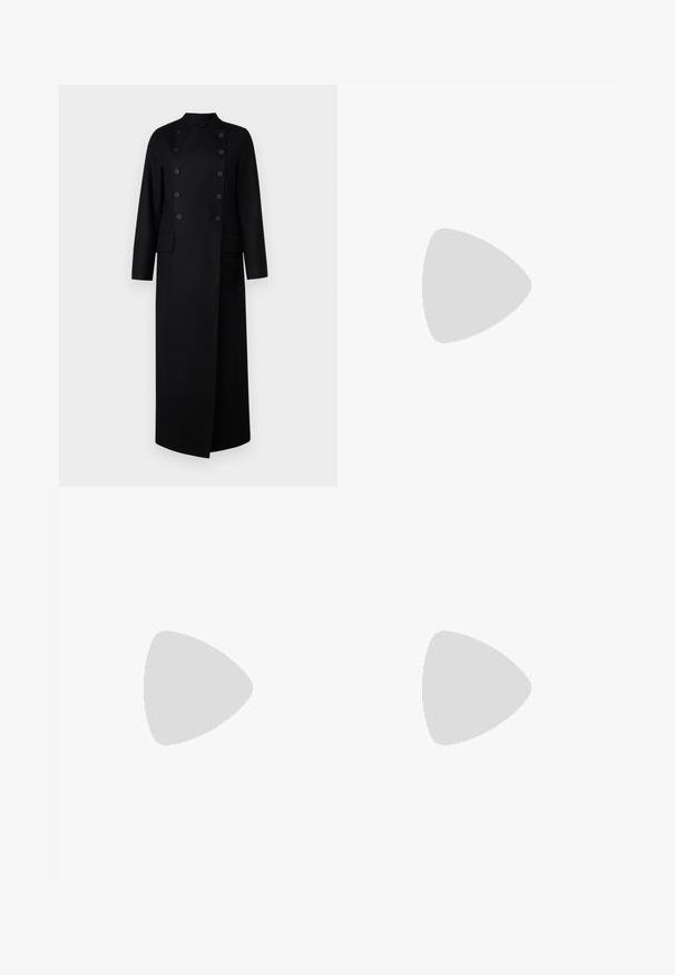 AllSaints BLAIZE COAT - Mantel - black; Zwart T-shirt met korte mouwen, gemaakt van zachte katoen, met een ronde hals, een ontspannen pasvorm en een gladde textuur. Geen zichtbare patronen of opdrukken.; Lichtblauwe denim jeans met een hoge taille, wijde pijpen, twee zijzakken en geplooid ontwerp. Zachte textuur met een vervaagd uiterlijk.; Zwarte hoge hak sandaal met een gevlochten bandontwerp, vierkante teen en verstelbare enkelband. Lichtbeige voetbed met een glanzende zwarte hak.