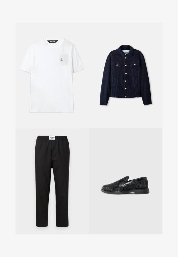 Tengerészkék dzseki struktúrált anyagból, gallérral, hosszú ujjakkal, két mellzsebbel és ezüst gombos záródással az elején.; Fehér pamut póló rövid ujjakkal, kerek nyakkal, kis mellzsebbel és hímzett logóval a zsebén.; Fekete nadrág, rugalmas derékkal. Similis, könnyű szövetből készült. Egyenes lábívvel és minimális díszítéssel rendelkezik.; Fekete szőtt slip-on cipő sima bőr díszítéssel a felsőrészen, kerek orral és alacsony profilos gumitalppal.