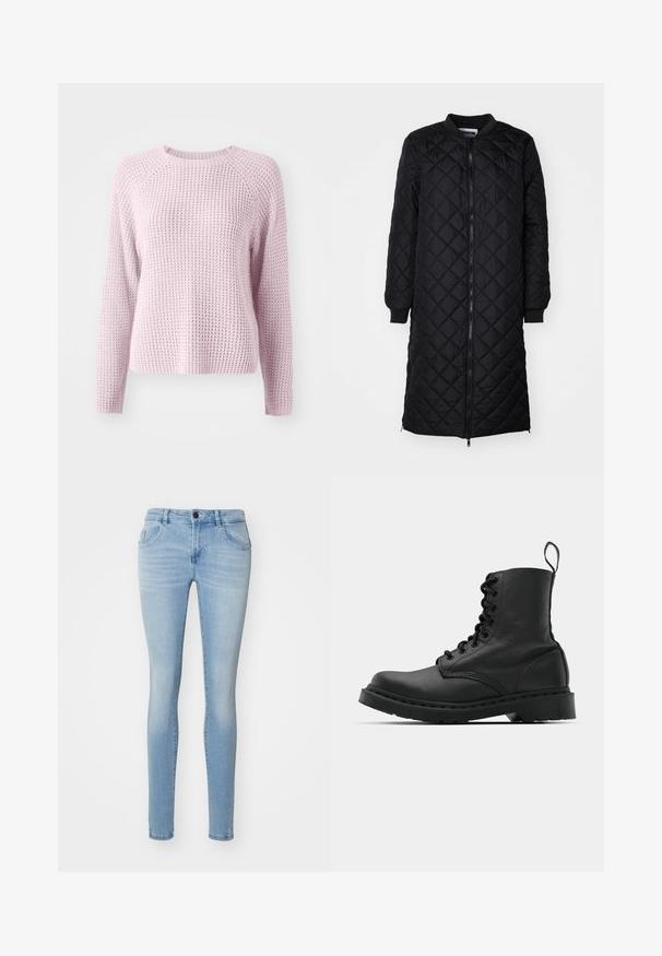 Schwarzer, gesteppter langer Mantel mit Reißverschluss, Rautenmuster, gerippten Bündchen und rundem Hals. Glatte Textur und taillierte Silhouette.; Hellrosa gestrickter Pullover mit strukturiertem, waffelartigem Muster. Verfügt über lange Ärmel und einen runden Ausschnitt, mit Raglanärmel-Design.; Helles blaues Skinny-Jeans aus Denim, mit hoher Taille, Fünf-Taschen-Design und leichten Verblassungen für einen lässigen Look.; Schwarzer Lederkampfstiefel mit runder Zehenpartie, Schnürung vorne und einer Zuglasche am Knöchel. Verfügt über eine dicke Gummisohle für Langlebigkeit.