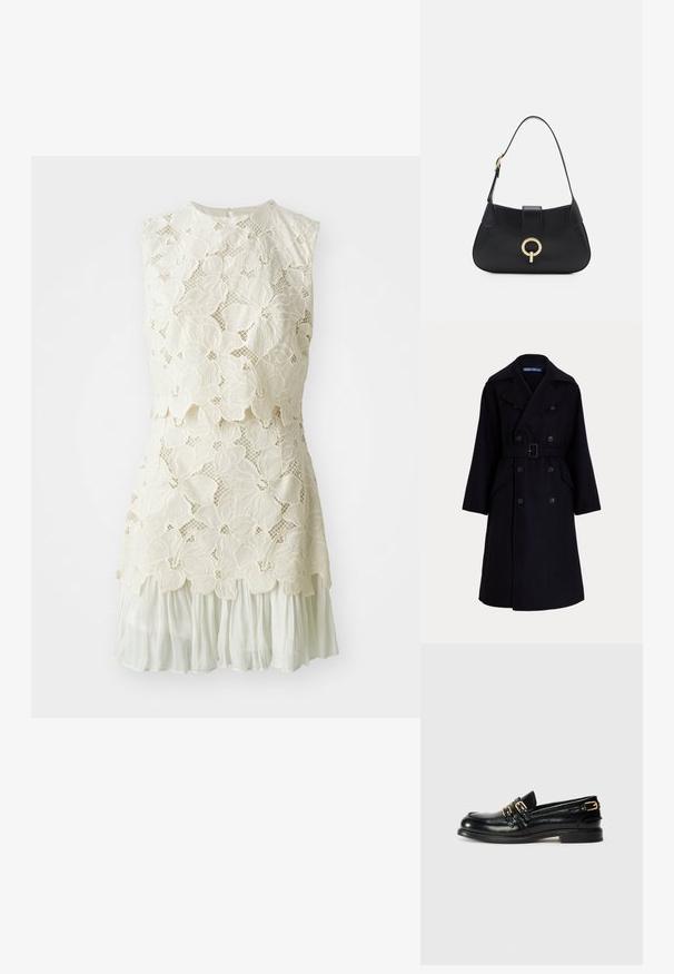 Temno modri volneni dvojnabočni plašč s širokimi reverji, dolgimi rokavi, stranskimi žepi in pasom okoli pasu.; Čipkasta obleka z vzorcem cvetja v odtenku off-white, s plastenjem in prosojnim, lahkotnim spodnjim delom.; Črne usnjene loferice z debelim sijajem, opremljene z dvema zlatima zaponkama in nizko peto. Gladka tekstura z zaobljeno obliko prstov.; Črna usnjena torbica s ukrivljeno silhueto, kratkim ročajem, centralno zlatim okrasom in gladko teksturo. Brez vidnih vzorcev ali dodatkov.