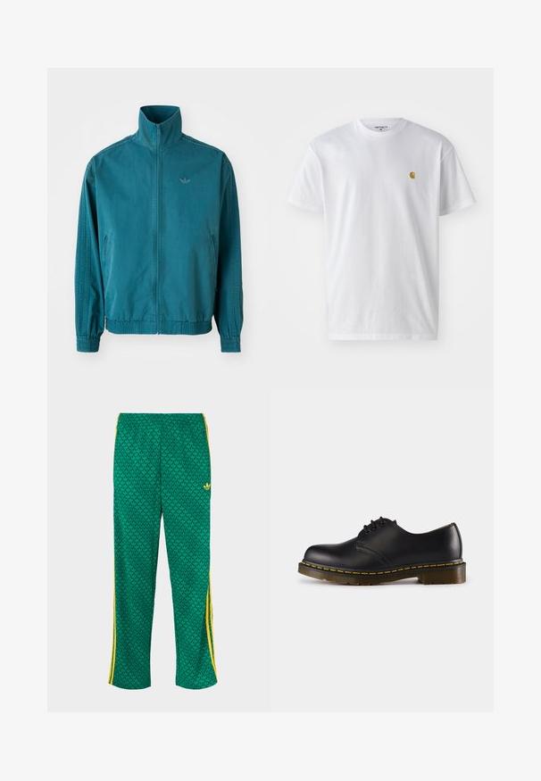 Turkos lättviktsjacka med hög krage, dragkedja fram, två sidfickor, elastiska muddar och tre vertikala ränder längs ärmarna.; Vit bomullströja med korta ärmar, rund halsringning, med en liten guldlogotyp på vänster bröstområde. Mjuk textur och vanlig passform.; Gröna sportbyxor med lövmönster, elastisk midja, gula sidsensorer, ledig passform.; Svart lädersko med rund tå, snörningsdesign, gula stygn längs sulan och en kraftig, texturerad gummisula.