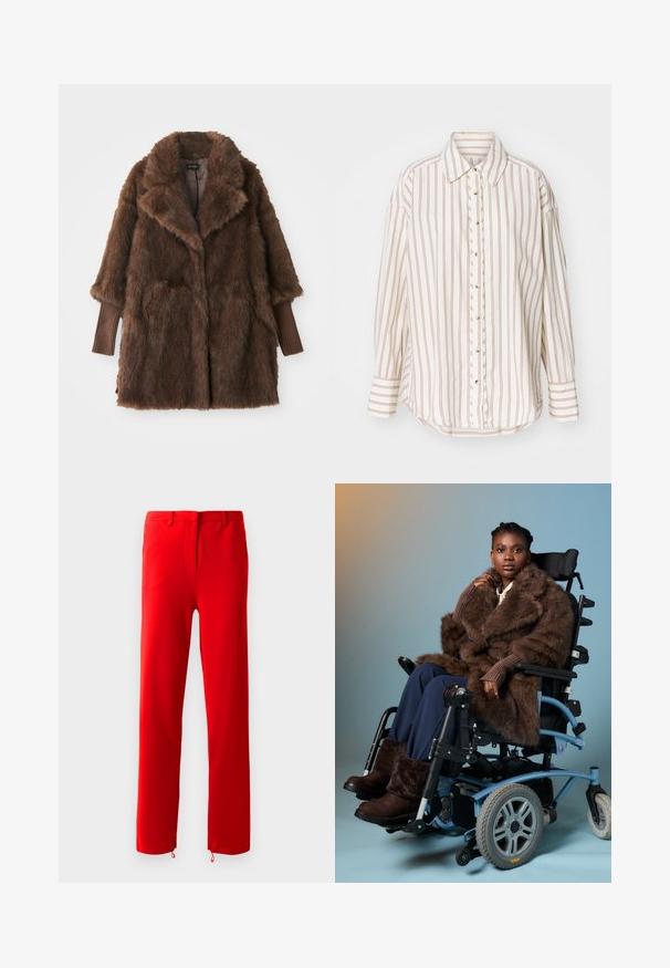 Smešani kaput od smešane kože s velikim okovratnikom, dva prednja džepa i rebrastim smešanim rukavima. Mekana, plišasta tekstura i srednje dugačak dizajn.; Ružičasta majica s prugama u krem i svijetlosmeđoj boji, s gumbima sprijeda, ovratnikom i dugim rukavima te blago zakrivljenim rubom.; Crvene hlače izrađene od glatkog, rastezljivog materijala. Imaju ravnu prednju stranu s skrivenim patentnim zatvaračem, ravne nogavice i podesive vezice na rubovima.; Žena u smešnom krznenom kaputu i čizmama sjedi u svijetloplavom električnom invalidskim kolica naslonjena na jednostavnu gradijentnu pozadinu.