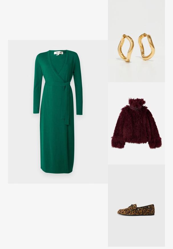 Giacca in pelliccia sintetica bordeaux con colletto alto, caratterizzata da una superficie soffice e texturizzata e dettagli decorativi in metallo nero al collo.; Abito avvolgente verde con maniche lunghe, scollatura a V e cintura con fiocco. Realizzato in tessuto morbido, presenta una linea dritta fino alla caviglia.; Mocassini con stampa leopardata, dalla texture morbida, forma arrotondata, lacci neri e occhielli dorati, con suola piatta in gomma.; Orecchini a cerchio color oro con una forma curva e irregolare e una superficie liscia e lucida. Nessun hardware o accenti visibili.
