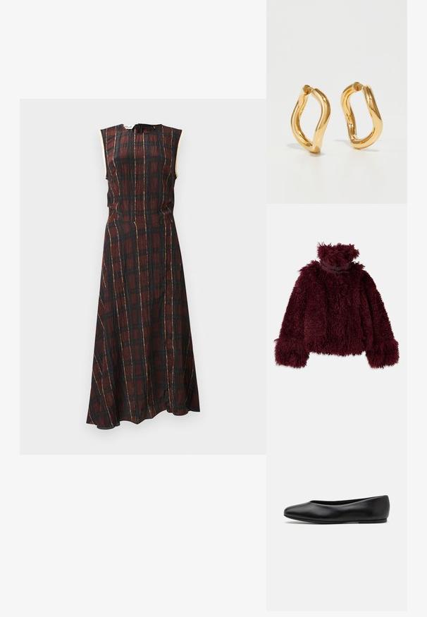 Burgunderrot Kunstfelljacke mit hohem Kragen, die eine strukturierten, flauschigen Oberfläche und dekorative schwarze Metallakzente am Hals aufweist.; Ärmelloses karierter Kleid in Dunkelrot und Schwarz, mit goldenen Akzenten, einem figurbetonten Oberteil und einem fließenden Rock mit einem Seitenschlitz.; Hellbluse mit brauner Spitzenakzent und gestreiftem Muster. Verfügt über einen spitzen Kragen, eine Knopfleiste und weit ausgestellte Ärmel.; Paul Smith TOPANGA - Klassischer Ballerina - black; Goldfarbene Creolen mit einer kurvenreichen, unregelmäßigen Form und einer glatten, polierten Oberfläche. Keine sichtbaren Beschläge oder Accents.