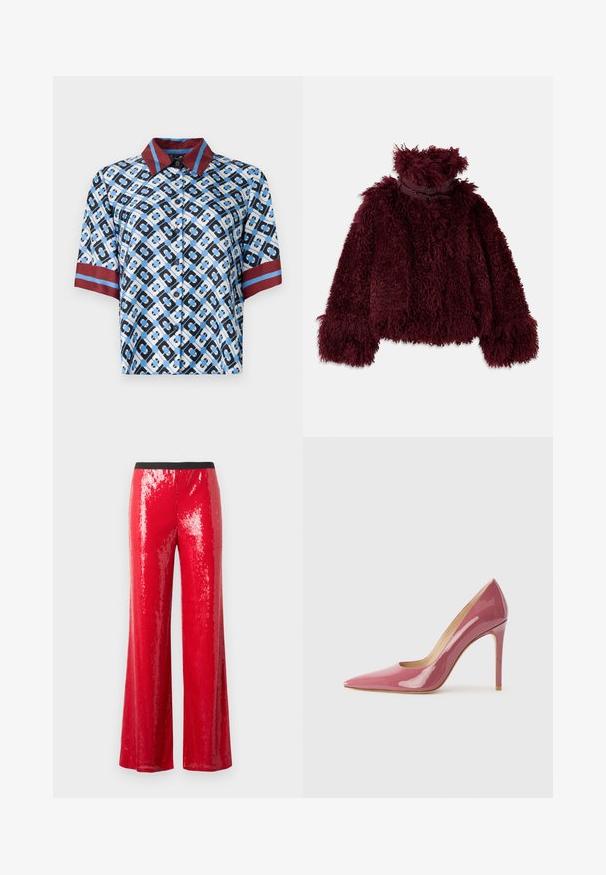 Burgundowa kurtka z sztucznego futra z wysokim kołnierzem, o teksturowanej, puszystej powierzchni i dekoracyjnymi czarnymi akcentami na szyi.; Koszula z krótkim rękawem w niebiesko-czarną i białą geometryczną ściągę. Czerwone akcenty na kołnierzyku i rękawach. Wykonana z gładkiego materiału, z guzikami.; Czerwone spodnie z cekinami w szerokim kroju i czarnym paskiem. Posiadają połyskujące cekiny pokrywające całą tkaninę, co nadaje teksturowany wygląd.; Różowe lakierowane szpilki o spiczastym nosku i smukłej sylwetce, z wycięciem i obcasem w stylu stiletto.