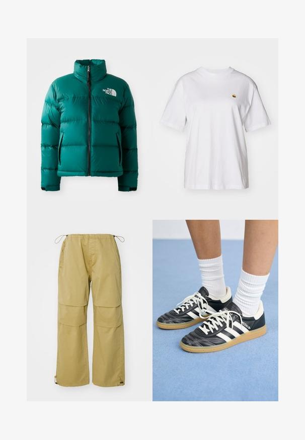 Grønn puffjakke med høy krage, glidelås foran og sidelommer. Laget av skinnende, quiltet materiale med fremtredende merkevare.; Hvit bomulls t-skjorte med avslappet passform, korte ermer og en liten brodert logo på venstre brystområde.; Cargo bukser i khaki, med vide ben, elastisk talje, forlommer og justerbare snorevedhæftninger. Lavet af letvægtsstof.; Sorte lærersneakers med hvite striper, rund tå, hvite snørebånd og såle av gummigummi. Fremhevet med polstret krage og merkeinfos.