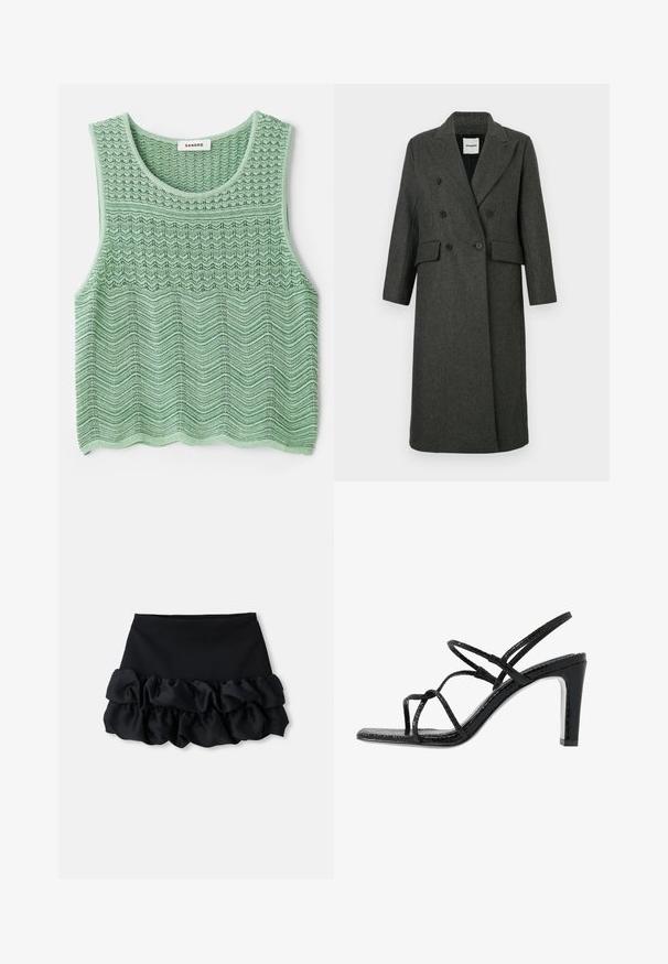 Mörkgrå ullblandning dubbelknäppt kappa med slagkrage, två framfickor och två stora svarta knappar. Långa ärmar, knälång design.; Grön stickad ärmlös topp med ett strukturerat vågmönster, med rundad halsringning och rak nederkant. Märke: Sandro.; Svart minikjol med en åtsittande topp och tre lager volangtyg längst ner, med en mjuk textur och rena linjer.; Svarta klacksandaler med tunna remmar, en strukturerad yta, öppen tå och en elegant, spetsig klackdesign. Har en slät innersula och en glänsande yta.