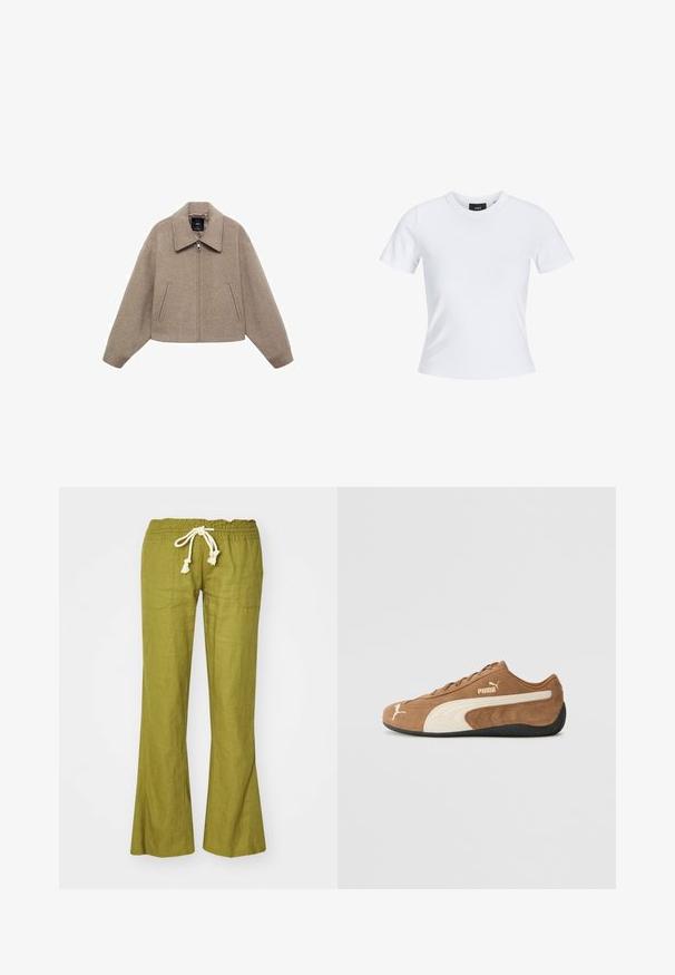 Zrezaná béžová vlnená bunda s veľkým golierom, predným zipsom a dvoma bočnými vreckami; má mäkkú textúru a minimalistický dizajn.; Biele tričko s krátkym rukávom a okrúhlym výstrihom, vyrobené z bavlny, s priliehavým strihom a čiernym logom značky vo vnútri goliera.; Zelené ľanové široké nohavice s elastickým pásom a nastaviteľnou šnúrkou. Obsahujú dve bočné vrecká a hladkú textúru.; Hnedé semišové nízke tenisky s krémovými akcentmi, textúrovaným povrchom, čiernou gumovou podrážkou a vyšitým logom na strane a jazyku.