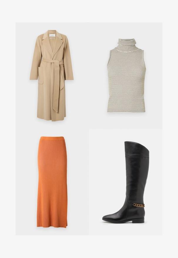 Lang beige uldfrakke med brede klapper, to forlommer og et matchende bælte der er bundet om taljen.; Ærmeløs turtleneck-top med lodrette sorte og hvide striber, lavet af en struktureret strikket stof, med en høj, tætsiddende krave.; Samsøe Samsøe SACHERYL SKIRT - Maxinederdele - autumn maple mel; Høje sorte læderstøvler med et slankt design, spids tå og en guld kædeaccent ved anklen. Lav blokhæl. Glat overflade.