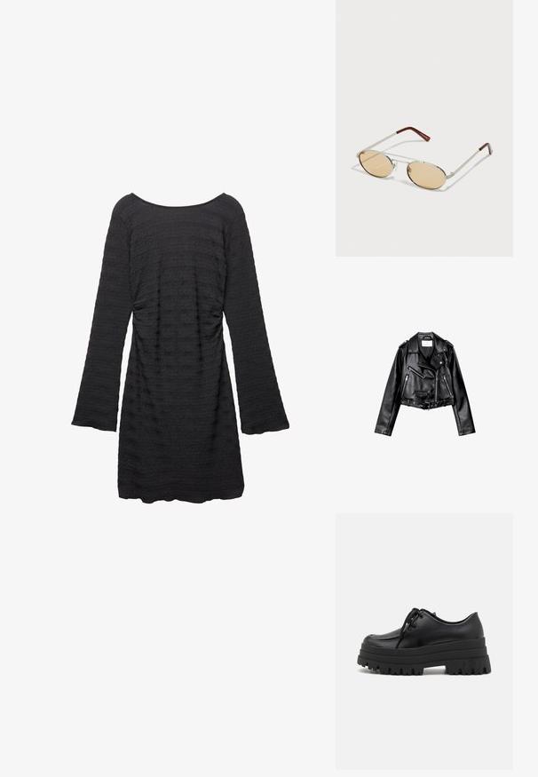 Czarna, krótka skórzana kurtka motocyklowa z asymetrycznym zamkiem błyskawicznym z przodu, zatrzaskami i czterema zamkami. Posiada regulowany pasek w talii.; Czarna sukienka z długimi rękawami w kształcie dzwonu, strukturalna tkanina w poziome paski, okrągły dekolt i marszczone wykończenie po bokach.; Even&Odd - Oksfordki; Metalowe okulary przeciwsłoneczne z ovalnymi, jasno brązowymi szkłami. Smukła srebrna oprawa z teksturowymi akcentami i czerwonobrązowymi końcówkami na zausznikach.