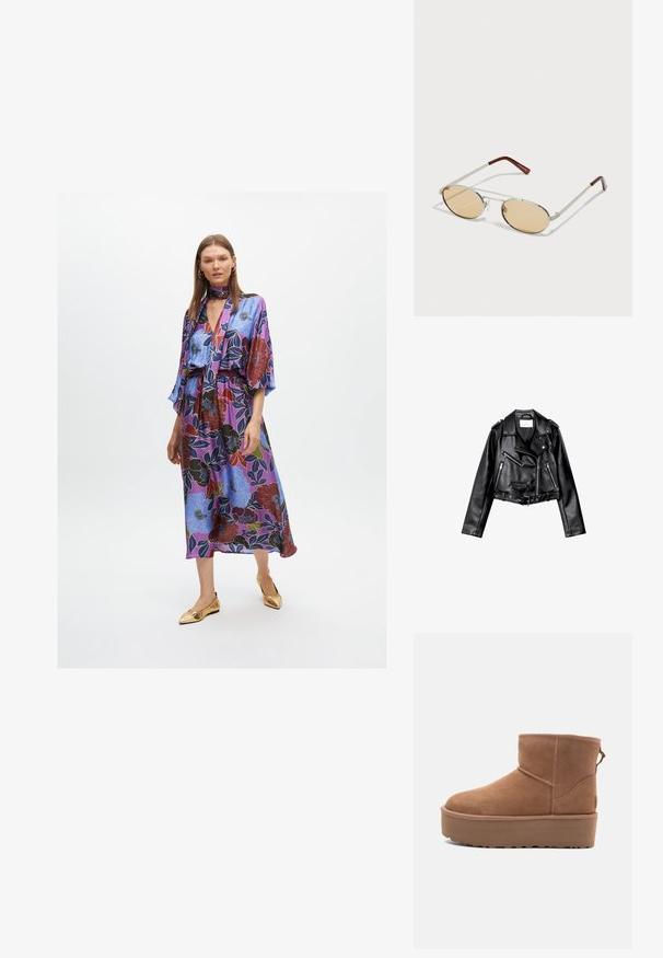 Černá zkrácená kožená motorkářská bunda s asymetrickým předním zipem, patentkami a čtyřmi zipy. Obsahuje nastavitelné pásmo v pase.; Květinové maxi šaty v purpurové barvě s velkými modrými a červenými květinovými vzory, krátkými rukávy, zavazovacím výstřihem a elastickým pasem. Zlaté baleríny.; Hnědé semišové kotníkové boty s platformou, zaoblenou špičkou a prošíváním; mají poutko vzadu pro snadné obouvání.; Kovové sluneční brýle s oválnými, světle hnědými tónovanými skly. Úzký stříbrný rám s texturovanými akcenty a červenohnědými konci na nožičkách.