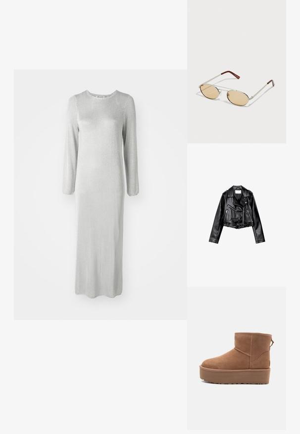 Schwarze, kurze Leder-Bikerjacke mit asymmetrischem Frontreißverschluss, Druckknöpfen und vier Reißverschlüssen. Mit einem verstellbaren Gürtel in der Taille.; Langes silbernes Kleid aus einem strukturierten Stoff, mit langen Ärmeln und einem runden Halsausschnitt, dessen Saum bis zum Knöchel reicht.; Beige Wildleder-Ankle-Boot mit Plateausohle, abgerundetem Zehenbereich und abgesteppten Akzenten; verfügt über eine Zuglasche hinten für einfaches An- und Ausziehen.; Metallsonnenbrille mit ovalen, hellbraun getönten Gläsern. Schlanker silberner Rahmen mit strukturierten Akzenten und rötlich-braunen Spitzen an den Bügeln.