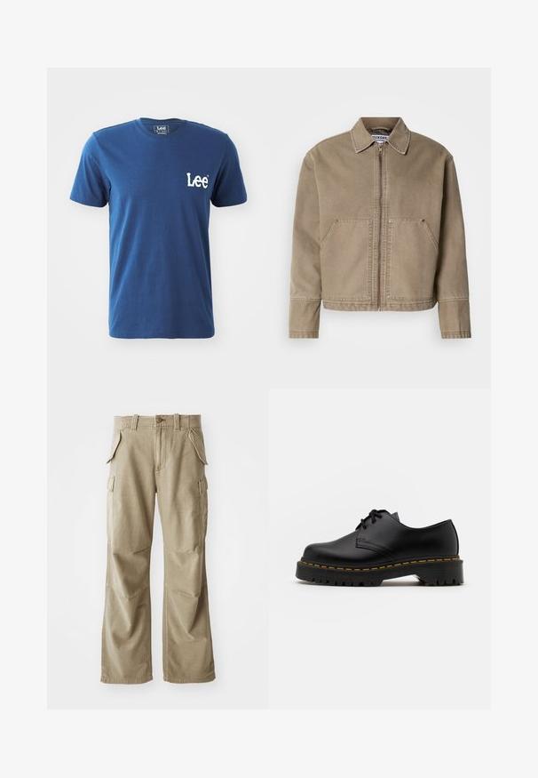 Giacca di cotone khaki con zip frontale, colletto a punta, due grandi tasche frontali e dettagli cuciti sui bordi e sulle cuciture.; T-shirt in cotone blu con maniche corte e colletto rotondo, con logo "Lee" ricamato bianco sull'area sinistra del petto. Texture liscia.; Pantaloni cargo beige realizzati in tessuto resistente, caratterizzati da una vestibilità comoda, numerose tasche laterali e ginocchia rinforzate. Design con davanti piatto.; Scarpa nera in pelle con lacci, punta arrotondata, suola in gomma texturizzata e cuciture gialle attorno alla base. Design piatto e finitura liscia.