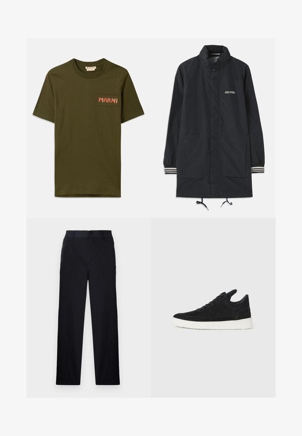 Mørkeblå vandtæt jakke med høj krave, knaplukninger, to frontlommer og stribede manchetter. Justerbar snøre i kanten. Tekstlogo på brystet.; Olivengrønt bomulds T-shirt med rund hals, med en lille påsat lomme og broderet "MARNI" i rød tråd.; Sorte bukser i let, struktureret stof, med lige ben, elastisk talje og sidelommer med lynlås.; Sort ruskinds sneaker med en hvid gummisål, der har tonalt syet detalje og snørredesign. Glat tekstur med en moderne, strømlinet form.