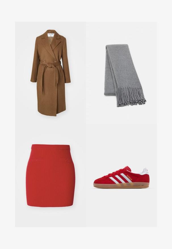 Brązowy płaszcz z mieszanki wełny o podwójnym zapięciu, szerokich klapach, pasku w talii i dwóch bocznych kieszeniach. Gładka tekstura i dopasowany krój.; Ciemnoszary sweter typu off-the-shoulder z długimi rękawami, prążkowanym dekoltem i teksturowanym splotem. Skrócona konstrukcja.; Czerwona spódnica dzianinowa z prążkowanym wzorem, o dopasowanym kroju, z dwoma małymi kieszeniami na guziki z przodu i gładką talią.; Czerwone zamszowe sneakersy z białym wzorem trzech pasków i złotym napisem "Gazelle". Posiadają gumową podeszwę i teksturowaną piętę.; Szary wełniany szal o miękkiej fakturze, z frędzlami na krawędziach i prostym wzornictwem. Starannie złożony, ukazujący swój wydłużony kształt.