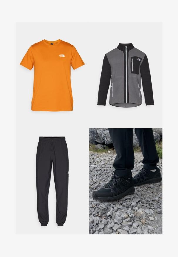 Fleece jack in grijs en zwart, met een hoge kraag, ritszakken en een borstzak met een logo. Zacht, gestructureerd materiaal.; Oranje T-shirt met korte mouwen van katoen, met een klein wit logo op de linkerborst. Ronde halslijn en rechte onderkant.; Zwarte sportieve broek gemaakt van lichtgewicht stof, met een trekkoord in de taille, zijzakken en taps toelopende boorden bij de enkels.; Zwarte buitenschoenen van mesh en synthetisch materiaal, met een gestructureerd bovenwerk, een beveiligd vetersysteem en een robuuste zool, op een ruig terrein.