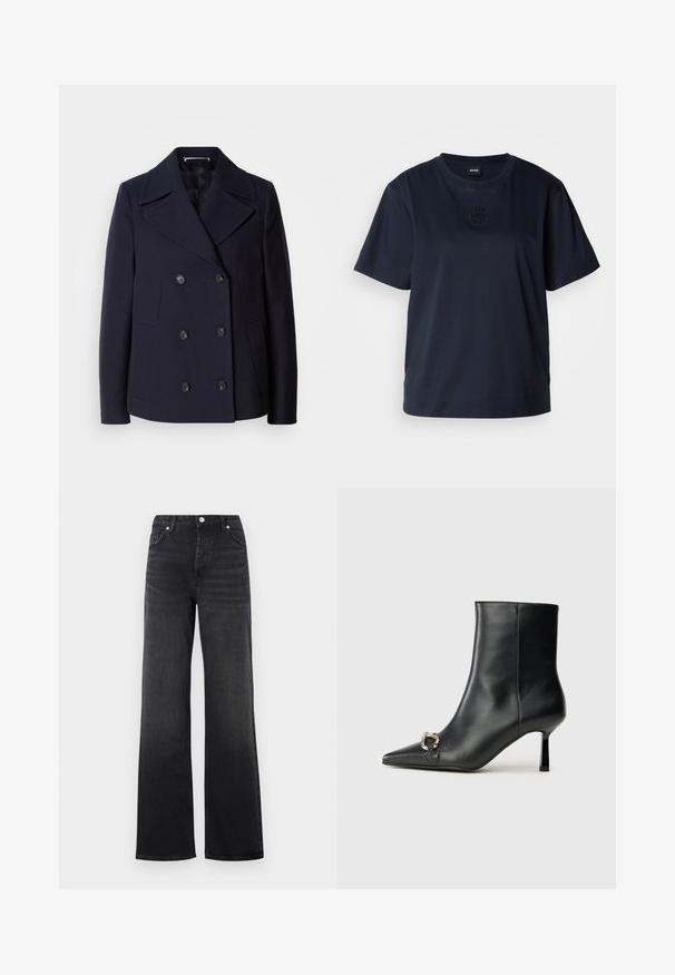 Tengerész navy gyapjú peacoat, dupla gombos kialakítással, nagy kivágott hajtókákkal, fekete gombokkal és oldalsó zsebekkel. Sima textúra és szabott illeszkedés.; Sötétkék, rövid ujjú póló, puha pamutból készült. Kerek nyakkivágással és egy diszkrét hímzett logóval rendelkezik a mellrészen.; Fekete, magas derekú, bő szárú farmernadrág gombos zárással és elülső zsebekkel, a comboknál enyhén megkopott díszítéssel.; Fekete bőr bokacsizma hegyes orral, vékony közép magasságú sarokkal és ezüst csattal az oldalon, sima háttér előtt.