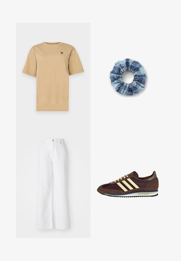 Kamelová vlněná trench coat s dvojitým zapínáním vpředu, širokými klopami, páskem v oblasti pasu a dlouhými rukávy s tlačítkovými detaily.; Béžové bavlněné tričko s kulatým výstřihem a krátkými rukávy. Na levé části hrudi se nachází malé logo '7' v námořnické modři.; Bílé džíny s širokými nohavicemi a vysokým pasem, s předními kapsami a stříbrným knoflíkem na zapínání. Textura je hladká a jednobarevná.; Hnědé a burgundské tenisky z semiše a síťoviny, s třemi krémovými pruhy, texturovaným materiálem na jazyku a gumovou podrážkou.; Denimová gumička v modrých tónech s kostkovaným vzorem. Měkká textura s nařasenými okraji a elastickým středem pro bezpečné uchycení.