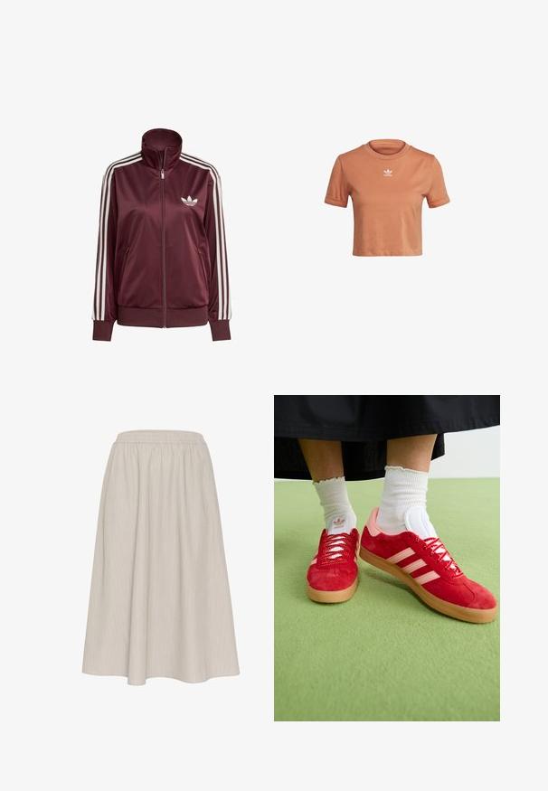Burgunderfarbene Satinjacke mit hohem Kragen, weißen Seitenstreifen, Reißverschluss vorne und zwei Seitentaschen; besitzt ein kleines weißes Logo auf der Brust.; adidas Originals TOP ADICOLOR ORIGINALS REGULAR T-SHIRT - T-Shirt print - hazy copper; Hellbeige, knöchellange Rock mit einem elastischen Bund. Verfügt über vertikale Nadelstreifen und einen fließenden, strukturierten Stoff.; Rote Wildledersneaker mit pinken Akzenten, weißem Drei-Streifen-Logo und roten Schnürsenkeln. Tragen mit weißen gerippten Crew-Socken auf einer grünen Oberfläche.