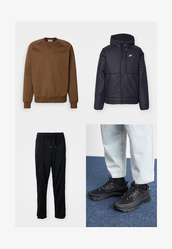 Svart, polstret Nike-jakke med frontglidelås og hette. Har en hvit logo på venstre bryst og doble frontlommer. Glatt ytterside.; Carhartt WIP CHASE - Sweatshirt - chocolate/gold; Svarte casual bukser med strikk i livet, sidelommer og rett bein på en ensfarget bakgrunn.; Svarte sportssko med teksturert stoff og gummisåler, med elastiske lisser og en blå detalj på hælen. Brukt med lyse denimbukser.