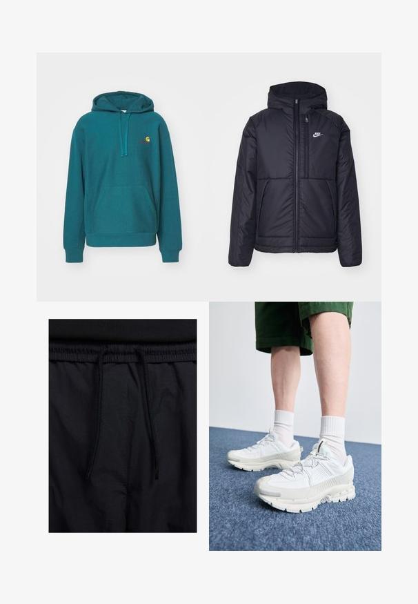 Juodas, paminkštintas Nike džemperis su priekyje užtrauktuku ir gobtuvu. Pasižymi balta logo kairėje krūtinės pusėje ir dviem priekinėmis kišenėmis. Su lygiu išoriniu paviršiumi.; Mėlynos žalios spalvos džemperis su kišene, su raišteliu ant gobtuvo ir išsiuvinėtu logotipu geltono ir raudono atspalvio. Pagamintas iš minkštos, tekstūruotos medžiagos.; Juodos šortai su raišteliu juosmens srityje, lengva medžiaga su lygiu paviršiumi ir paprastas dizainas be matomų logotipų ar raštų.; Baltos sportinės bateliai su tekstūruotais uždengimais, masyviu padu ir pilkais akcentais. Dėvimi su baltais trumpais kojiniais ir žaliais šortais mėlyname paviršiuje.