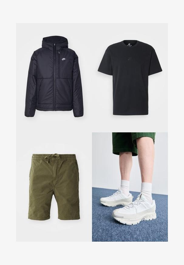Svart, vadderad Nike-jacka med dragkedja framtill och huva. Har en vit logotyp på vänster bröst och dubbla framfickor. Slät yttextur.; Svart t-shirt i bomull från Nike med klassisk rund halsringning, korta ärmar och en diskret, präglad logotyp på bröstet. Slät textur.; Olivgröna shorts i mjukt, strukturerat tyg. Har ett elastiskt midjeband med snörning och sidofickor.; Vita atletiska skor med texturerade överlägg, en tjock sula och grå accenter. Bärs med vita strumpor och gröna shorts på en blå yta.
