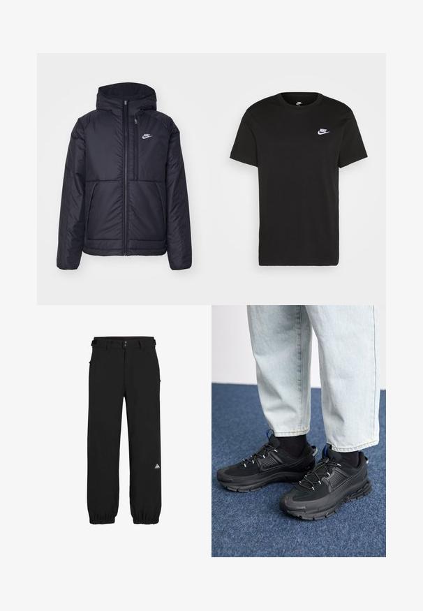 Giacca Nike nera, imbottita, con zip frontale e cappuccio. Presenta un logo bianco sul lato sinistro del petto e doppie tasche frontali. Texture esterna liscia.; T-shirt in cotone nero con maniche corte, colletto rotondo e un piccolo logo Nike bianco sull'upper sinistra del petto. Texture liscia. Taglio classico.; Pantaloni neri in tessuto leggero, con una vestibilità comoda, polsini elasticizzati, passanti per cintura e un piccolo logo colorato sulla coscia.; Scarpe sportive nere con tessuto testurizzato e suole in gomma, dotate di lacci elastici e un accento blu sul tallone. Indossate con pantaloni in denim chiaro.