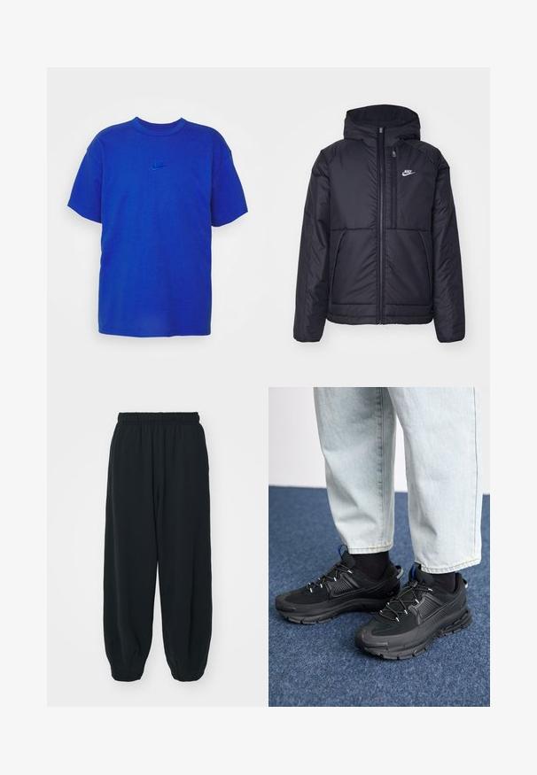 Fekete, párnázott Nike dzseki elülső cipzárral és kapucnival. A bal mellen fehér logó található, valamint két elülső zseb. Simának tűnő külső felület.; Kék pamut póló kerek nyakkivágással és rövid ujjakkal. Apró hímzett Nike embléma található a mellrészen. Sima textúra.; Fekete, rugalmas derékpántos melegítőnadrág, laza fit, véget érő szárakkal, sima textúrával, látható minták vagy hardver díszek nélkül.; Fekete sportcipők texturált anyaggal és gumitalppal, elasztikus fűzőkkel és kék kiegészítővel a saroknál. Világos farmernadrággal viselve.