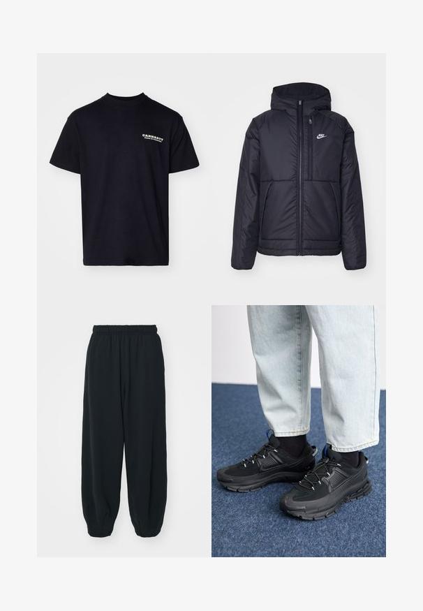 Czarna, pikowana kurtka Nike z przednim zamkiem błyskawicznym i kapturem. Posiada białe logo po lewej stronie klatki piersiowej oraz podwójne kieszenie z przodu. Gładka struktura zewnętrzna.; Carhartt WIP - T-shirt z nadrukiem; Czarne dresy z elastycznym pasem, luźny krój, ściśnięte nogawki, gładka tekstura, bez widocznych wzorów lub ozdób.; Czarne buty sportowe z teksturowanej tkaniny i gumowymi podeszwami, z elastycznymi sznurówkami i niebieskim akcentem na pięcie. Noszone z jasnymi dżinsami.