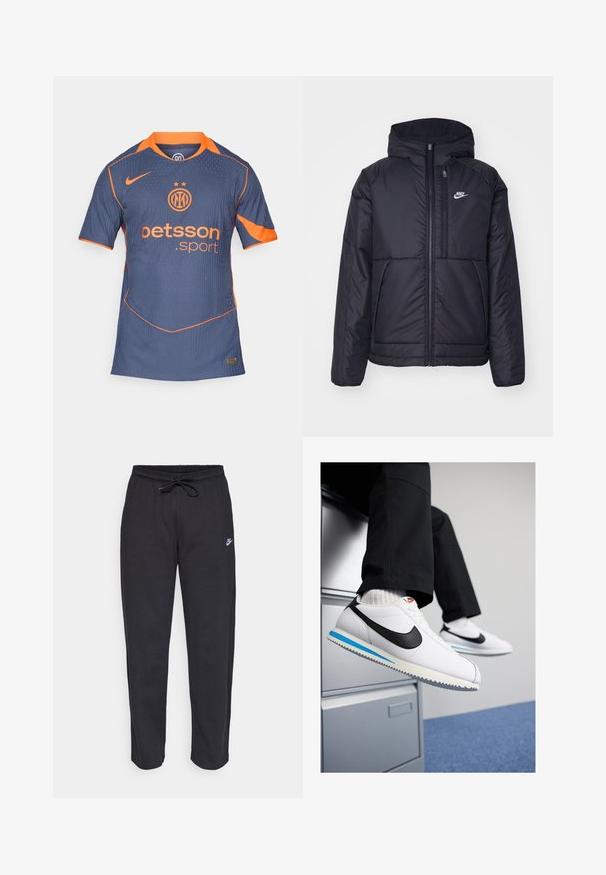 Giacca Nike nera, imbottita, con zip frontale e cappuccio. Presenta un logo bianco sul lato sinistro del petto e doppie tasche frontali. Texture esterna liscia.; Maglia sportiva blu navy con accenti arancioni. Presenta strisce verticali, scollatura rotonda e maniche corte. Logo e sponsor ben in evidenza.; Pantaloni della tuta neri realizzati in tessuto morbido con vita elastica, coulisse e un piccolo logo Nike sulla coscia sinistra.; Sneakers in pelle bianca con uno swoosh Nike nero, suola in gomma leggera blu e grigia, e un classico design con lacci. I piedi poggiano su un armadietto.