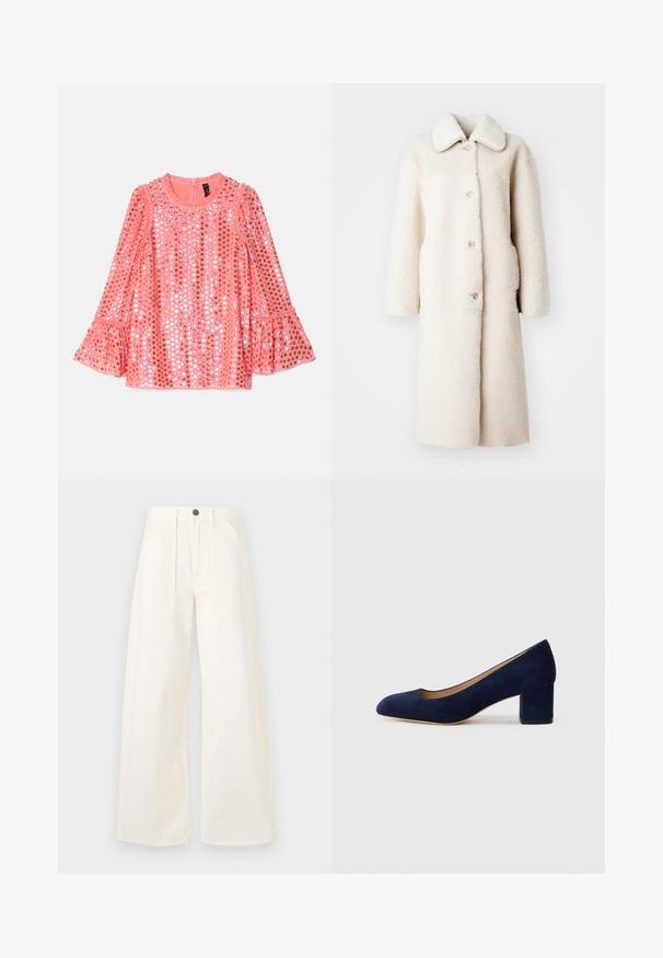 Hosszú, krémszínű kabát, puha, textúrált szövetből készült. Galléros nyakkal, gombos záródással és oldalsó zsebekkel rendelkezik.; Rózsaszín, hosszú ujjú felső, lekerekített nyakkivágással, flitterekkel díszítve és bővülő mandzsettával. Puha anyag, sima textúrával és finom fénylással.; Bőszárú nadrág világosbézs pamut anyagból, magas derékkal, két elülső zsebbels és egyetlen elülső gombos záródással.; Tengerészkék velúr, hegyes orrú pumpa, középmagas tömbsarkúval. Simítású felület finom fénylő hatással, elöl egy kis kivágással.