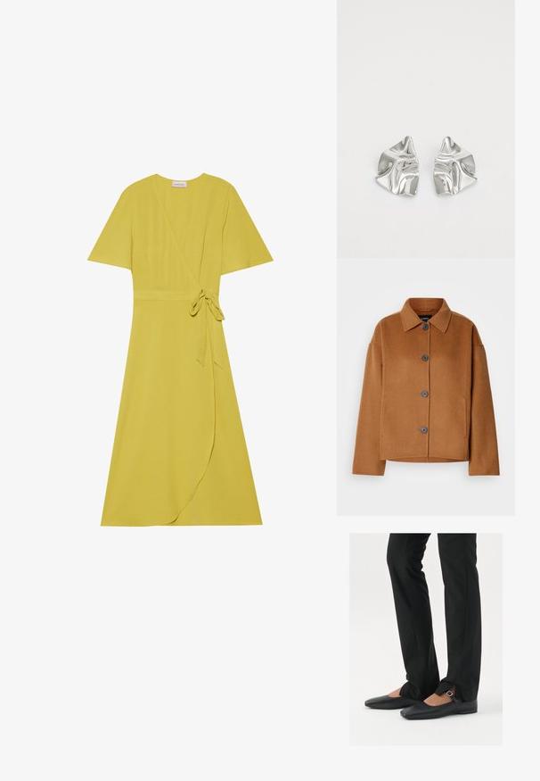 Hnědá bunda z vlněné směsi s klasickým límcem, velkými předními knoflíky a boxy střihem. Obsahuje boční kapsy a měkkou, strukturovanou úpravu.; Žluté zavinovací šaty s krátkými rukávy, úzkým páskem v pase a volným lemem. Vyrobeno z jemné, texturované tkaniny.; Černé kožené baleríny s špičatou špičkou, páskem se stříbrnou sponou, společně s černými kalhotami s úzkým střihem a rozparky na lemech.; Stříbrné kovové náušnice s vlnitým, sochařským designem s leštěným povrchem a nepravidelnými tvary, které zdůrazňují moderní estetiku.
