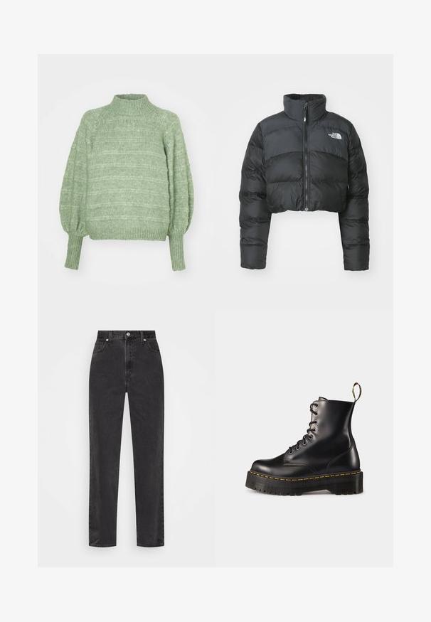 Gekürzte schwarze Daunenjacke mit hohem Kragen und Vorderreißverschluss. Sie verfügt über horizontale Stepppaneele und ein kleines Logo auf der Brust.; Grüner gestrickter Pullover mit hohem Kragen, langen Ballonärmeln und gerippten Bündchen. Hat ein strukturiertes, horizontales Streifenmuster.; Schwarze Denim-Jeans mit geradem Bein, hoher Taille, vorderem Knopf und Reißverschluss sowie fünf Taschen auf weißem Hintergrund.; Schwarze Leder-Schnürstiefel mit knöchelhohem Schaft, einer robusten schwarzen Sohle und gelben Nähten. Verfügt über eine Lasche hinten und runde Metallösen.