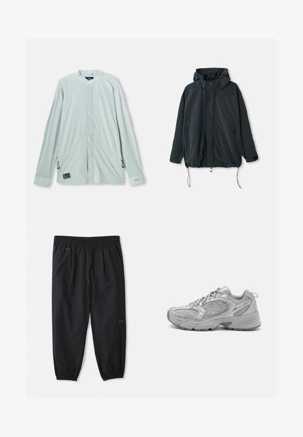 Juodas kapučinas striukė, pagaminta iš lengvo audinio. Yra užtrauktukas, raišteliai ir šoninės kišenės su užtrauktukais. Laidios formos dizainas.; Žaliai ir baltai dryžuota ilgarankovė palaidinė. Su mandarinų apykakle, šoninėmis rišimo juostelėmis ir prekės ženklo etikete priekyje. Lengvas audinys.; Šviesiai žalia trumpomis rankovėmis medvilninė marškinėliai. Turintys krūtinės kišenę ir mažą logotipą šalia kišenės. Minkšta tekstūra, kasdienis dizainas.; Juodos laisvos elastinės juosmens kelnės su šoninėmis kišenėmis, kulkšnies elastinėmis rankogaliais ir mažuoju logotipu ant dešinio šlaunies.; Sidabriniai sportiniai bateliai su šiuolaikiniu dizainu, tinklelio panelėmis, paminkštinta liežuvėliu, tekstūruotu sintetiniu viršumi ir guminiais padu, užtikrinančiais sukibimą.