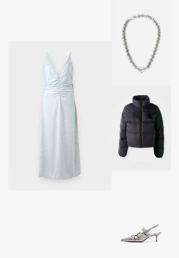 Fekete pufferdzseki, rövidített fazon magas gallérral, vízszintes steppelt részekkel és elöl cipzárral. Hímzett logó a mellkason.; Világoskék, ujjatlan ruha mély V nyakkivágással és redőzött részletekkel a deréknál. Simánd textúra, földig érő kialakítás.; Fémes ezüst szandál magassarkú, hegyes orral, három széles pánttal és négyzet alakú fém csatokkal. Fényes textúra és vékony sarkú.; Ezüst lánc nyaklánc, amely összekapcsolt kerek szemekből áll, a középen egy polírozott szív alakú díszítéssel. A zár biztosítva van.