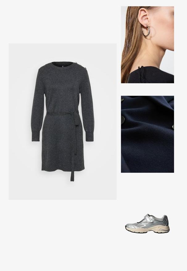 Marinblå ulltyg med en strukturerad yta och subtil lyster. Har runda svarta knappar längs kanten som uppvisar en strömlinjeformad design.; Kolsvart långärmad stickad klänning med rund halsringning, sidoband, ribbade ärmslut och knappar på vänster axel.; Sömlös silverfärgad träningsskor med övre i nätmaterial, förstärkt tå och dämpad sula. Har en kardborreband och svart gummisula.; Olivgrön läderhandväska med rundad form, dubbla handtag och sömlig front. Har en len yta och subtila sömnadsdetaljer.; Silverörhänge med polerad yta, med små detaljer i guld och rund form, bärs på loben.