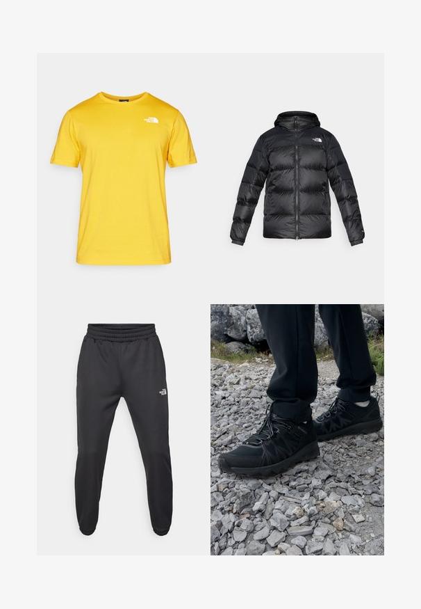 Sort pufferjakke lavet af skinnende, tekstureret materiale med hætte, frontlynlås og elastiske manchetter. Har to frontlommer og logo-detalje.; Gul bomulds T-shirt med korte ærmer, rund halsudskæring og et hvidt logo på venstre bryst. Stoffet ser glat og let ud.; Sorte sweatpants med snor i livet, tætsiddende pasform, elastiske manchetter og et lille hvidt logo på venstre lår, lavet af glat stof.; Sorte udendørssko med mesh og syntetisk materiale, med en tekstureret overdel, sikre snørebånd og en robust ydersål, på klippelandskab.