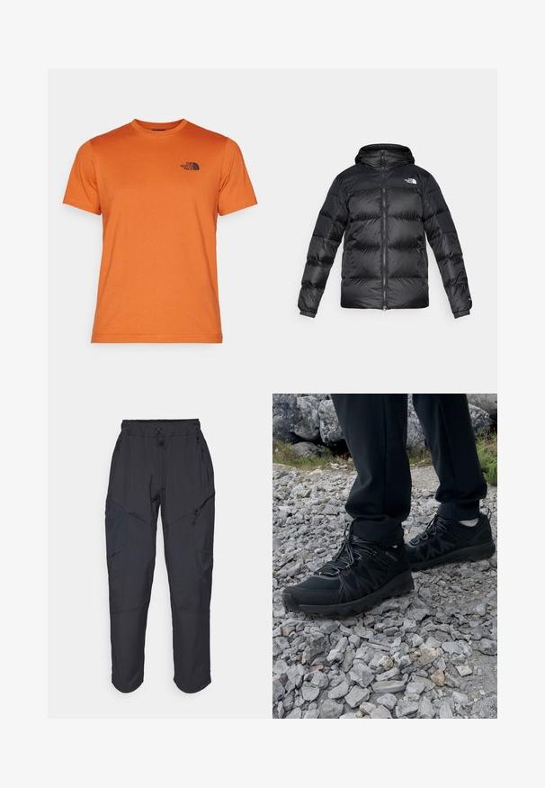 Czarna kurtka puchowa wykonana z błyszczącego, teksturowanego materiału, z kapturem, zamkiem błyskawicznym z przodu i elastycznymi mankietami. Posiada dwie kieszenie z przodu oraz detal z logo.; The North Face DOME brązowy; Czarne spodnie cargo wykonane z lekkiego, wodoodpornego materiału; posiadają elastyczny pas, liczne kieszenie zapinane na zamek oraz zwężane nogawki.; Czarne buty outdoorowe wykonane z siateczki i materiału syntetycznego, z fakturowaną cholewką, zabezpieczonym systemem sznurowania i solidną podeszwą, na skalistym terenie.