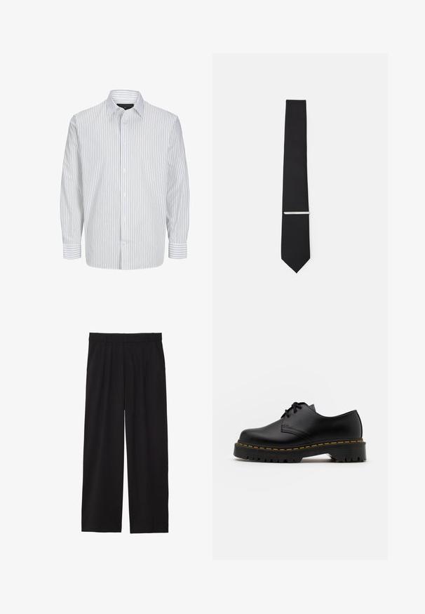 Schwarze Bomberjacke mit hohem Kragen, aufgepufften Ärmeln, gerippten Bündchen und Bund sowie einem glatten Satin-Finish. Verfügt über Seitentaschen.; Langärmliges Hemd mit Knöpfen in Weiß mit schmalen vertikalen dunkelblauen Streifen. Mit klassischem Kragen und Knopfleiste. Hergestellt aus leichtem Stoff.; Schwarze, weite Hose mit gefälteltem Vorderteil, seitlichen Taschen und einer glatten Stoffstruktur. Entworfen für eine entspannte Passform.; Schwarze Leder Schnürschuhe mit runder Spitze, strukturiertem Gummisohle und gelben Nähten um den Rand. Flaches Design und glatte Oberfläche.; Schwarze Fliege aus glattem Stoff, mit schmaler Breite und einer silbernen Krawattennadel, die das Design betont.