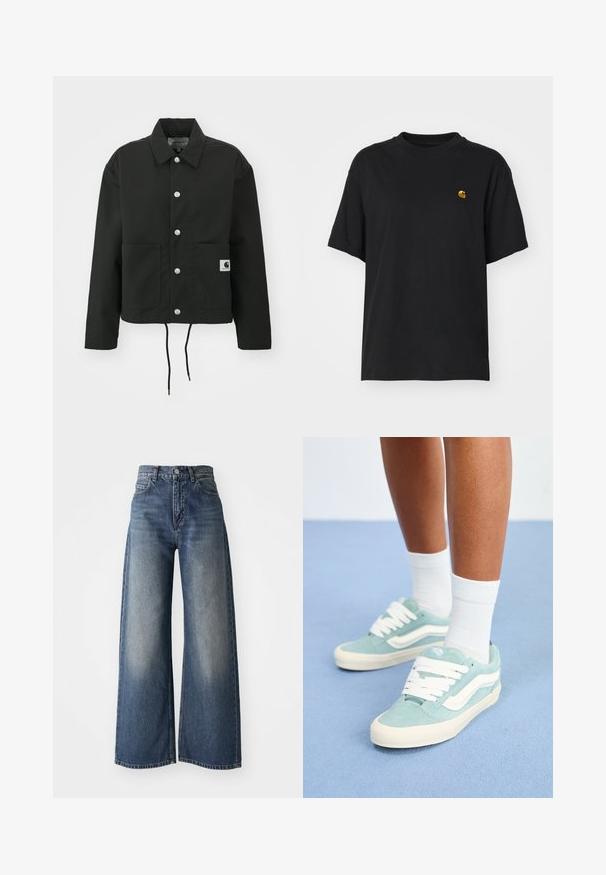 Fekete, vágott fazonú dzseki tartós anyagból. Klasszikus gallérral, ezüst színű patentgombokkal, két elülső zsebbel és állítható, húzózsinóros hemmel rendelkezik.; Fekete pamut póló laza szabással. Kerek nyakkal és rövid ujjakkal rendelkezik. A mellkason egy kis arany hímzett logó található.; Kék, magas derekú, bőszárú farmernadrág elülső gombbal és zsebekkel, a combokon elhalványult textúrával és egyenes szegéllyel.; Világoskék velúr sportcipők fehér kiegészítőkkel és fűzőkkel. Kerek orr, textúrált felsőrésszel. Fehér bokazoknival viselve egy kék felületen.