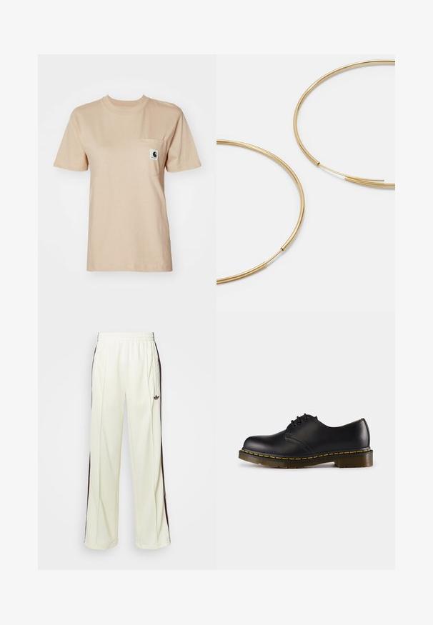 Sort cropped jakke lavet af slidstærkt stof. Har en klassisk krave, sølvfarvede trykknapper, to frontlommer og justerbar snoretræk i nederste kant.; Beige bomulds T-shirt med rund halsudskæring, korte ærmer og en brystlomme med et lille logo-mærke. Glat tekstur og enkelt design.; Cremefarvede sweatpants med en afslappet pasform, der har mørkebrune sidelister og et broderet logo på venstre lår.; Sort lædersko med rund tå, snørebåndsdesign, gul syning langs sålen og en kraftig, tekstureret gummisål.; Guldfarvede hoops øreringe, tynde og runde i formen, med en glat metallisk finish uden udsmykninger eller mønstre.