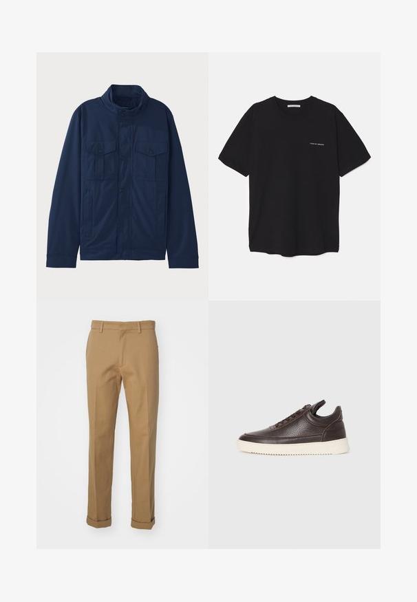 Marineblaue Jacke aus Baumwolle mit Stehkragen, zwei Fronttaschen und Druckknopfverschluss. Glatte Textur mit strukturiertem Design.; Schwarzes Baumwoll-T-Shirt mit Rundhalsausschnitt, kurzen Ärmeln und weißem Logodruck auf der linken Brust. Einfaches, einfarbiges Design.; Braune Baumwollhosen mit geradem Schnitt, unter anderem mit umgeschlagenem Saum, zwei Vordertaschen und einer glatten Textur.; Dunkelbraune, strukturiert Leder-Sneaker mit Schnürung und weißer, gerippter Gummisohle vor einem schlichten, hellen Hintergrund.