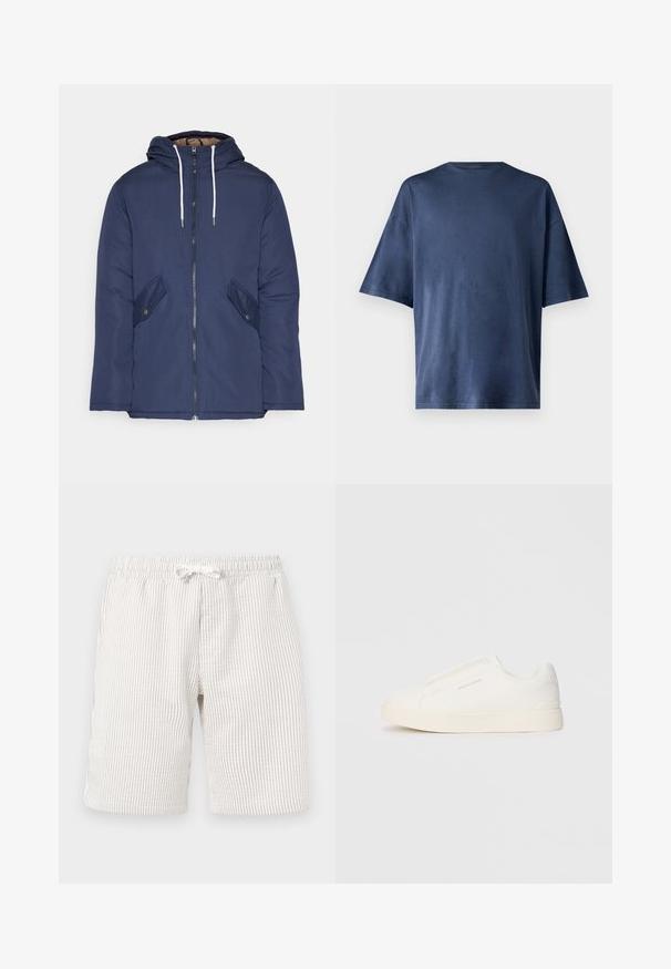 Námorně modrá prošívaná bunda s kapucí, která má přední zip, dvě boční kapsy s knoflíky a bílé šňůrky.; Tmavě modré tričko s krátkým rukávem, vyrobené z měkké tkaniny, má klasický kulatý výstřih a volný střih, bez viditelných vzorů nebo akcentů.; Svetle béžové pruhované kraťasy s elastickým pasem a šňůrkou. Textura vypadá měkce a látka má jemný vertikální vzor.; Bílé slip-on tenisky s texturovaným povrchem, silnou podešví a minimalistickým designem. Na boku je umístěno logo značky.