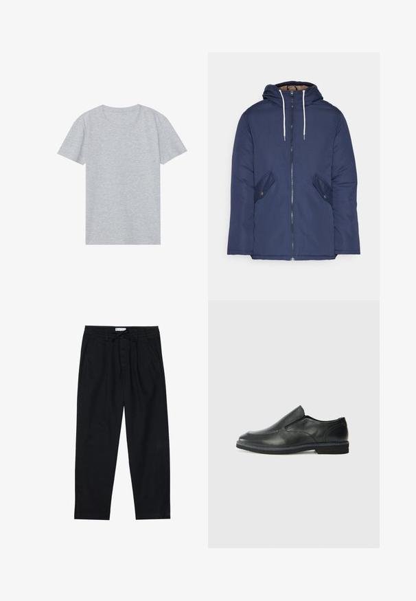 Marineblau gepadded Jacke mit Kapuze, ausgestattet mit einem Reißverschluss vorne, zwei seitlichen Taschen mit Knöpfen und weißen Kordeln.; Graues kurzärmliges T-Shirt aus weichem Baumwollmix, mit klassischem Rundhalsausschnitt und einer glatten, leichten Textur.; Pier One Chino - black; Schwarze Leder-Slipper mit glattem Obermaterial, gesteppten Akzenten, runder Zehenpartie und niedrigem Gummiabsatz. Die Sohle hat ein minimales Profil.